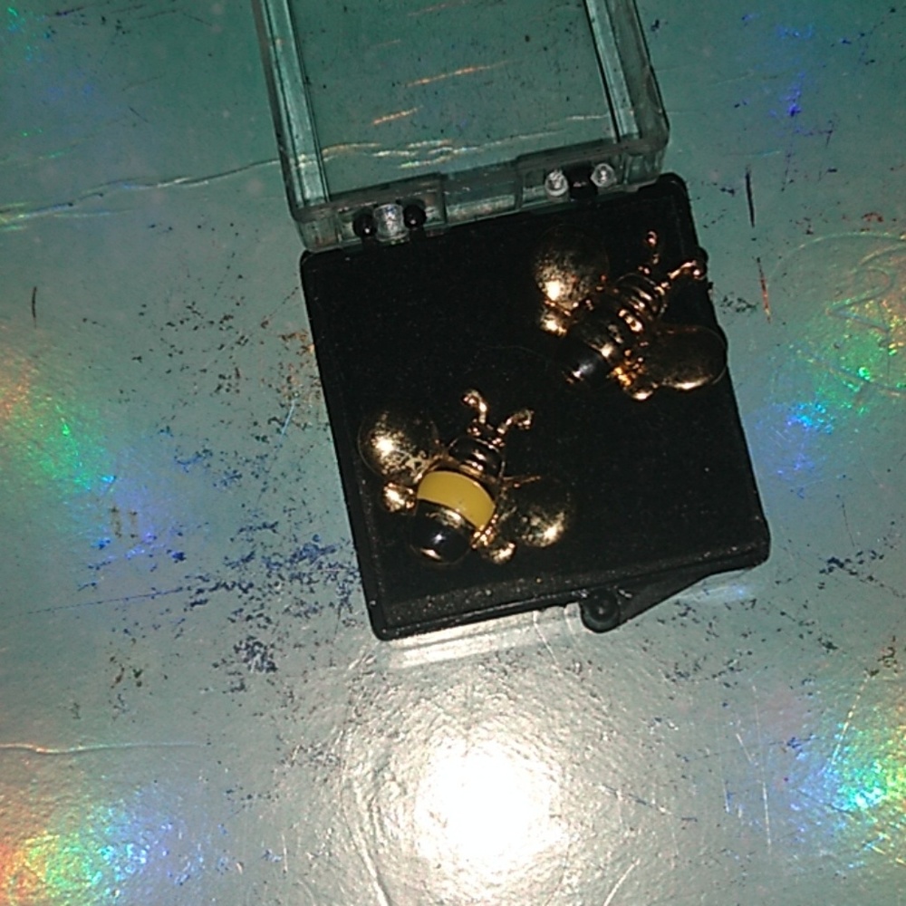 2 cute bee pins